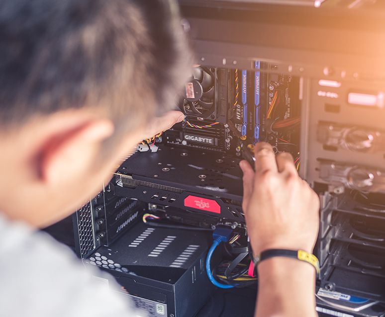 Ein Mann schraubt an einem Computer.